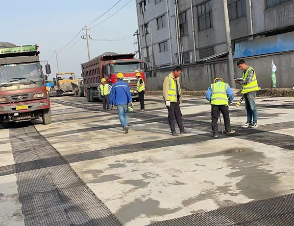 师宗老材料的新故事：玻璃纤维土工格栅如何在‘白改黑’浪潮中重获新生？