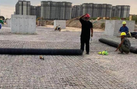 师宗土工格栅铺设前地基要怎么处理？